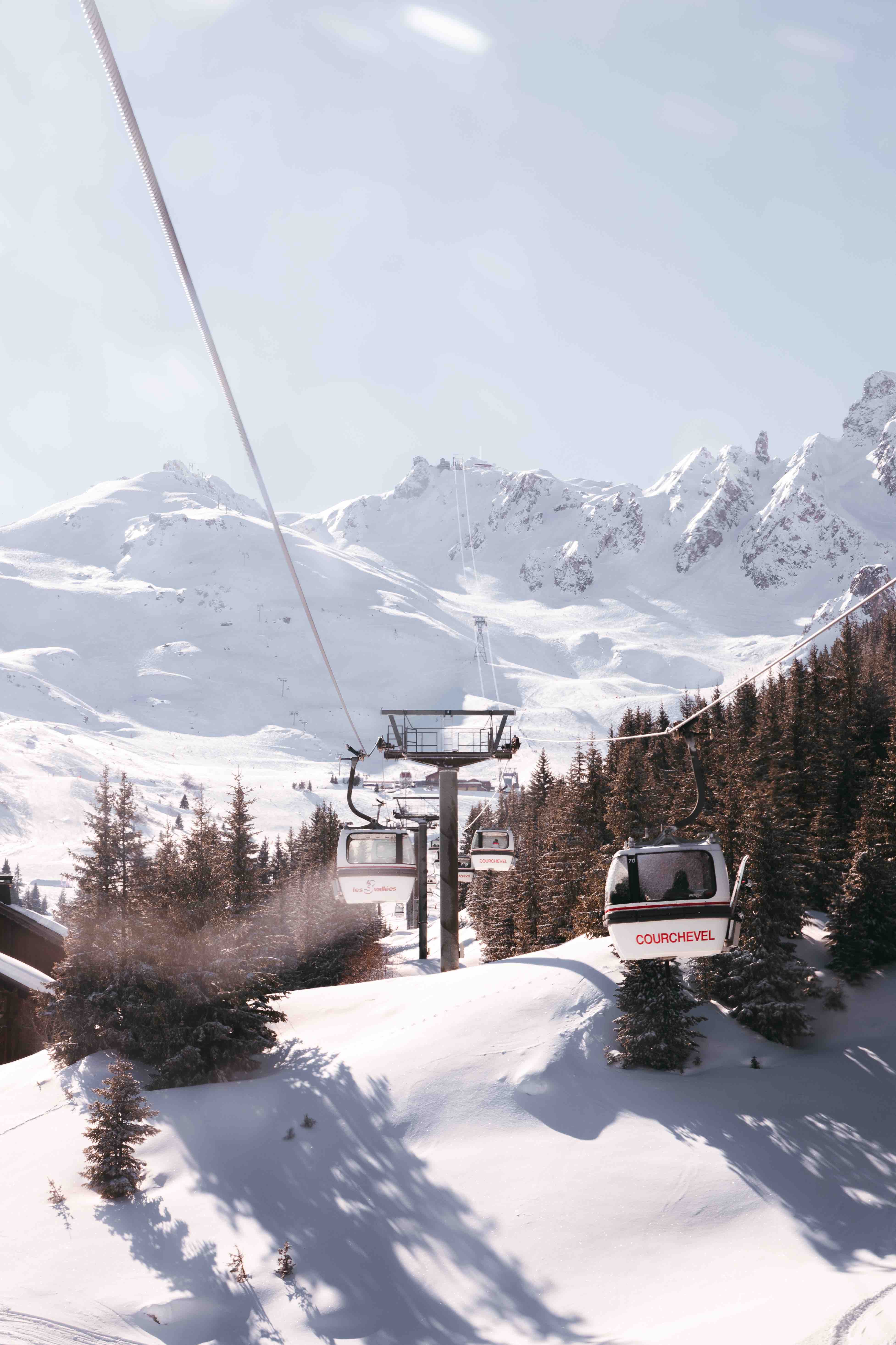 Skiers on the slopes of the 3 Vallées