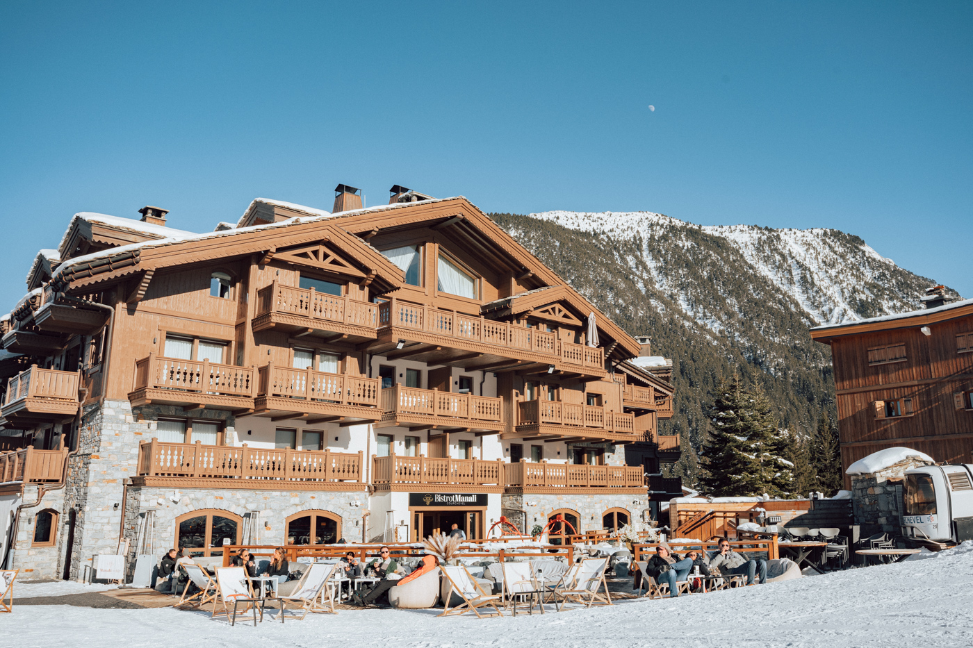 Het terras van Bistrot Manali aan het sneeuwfront
