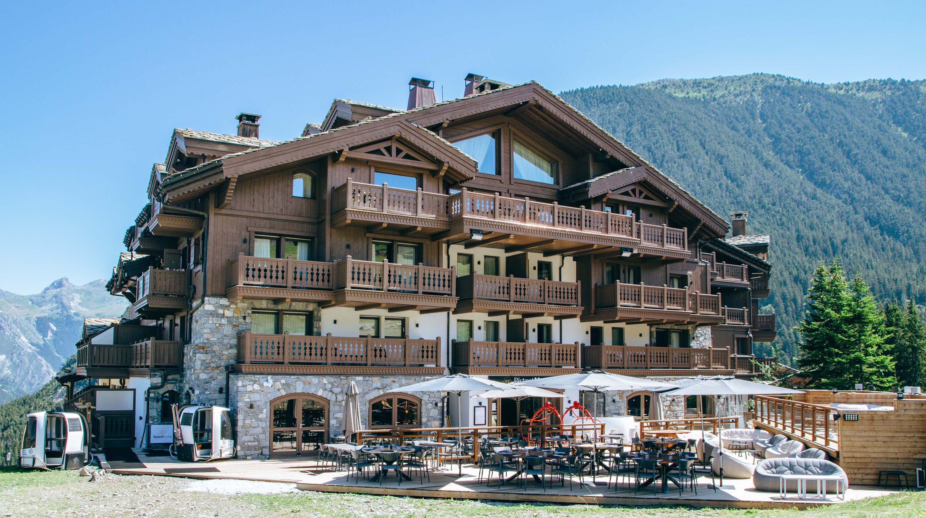Het zonnige terras van Bistrot Manali in de zomer